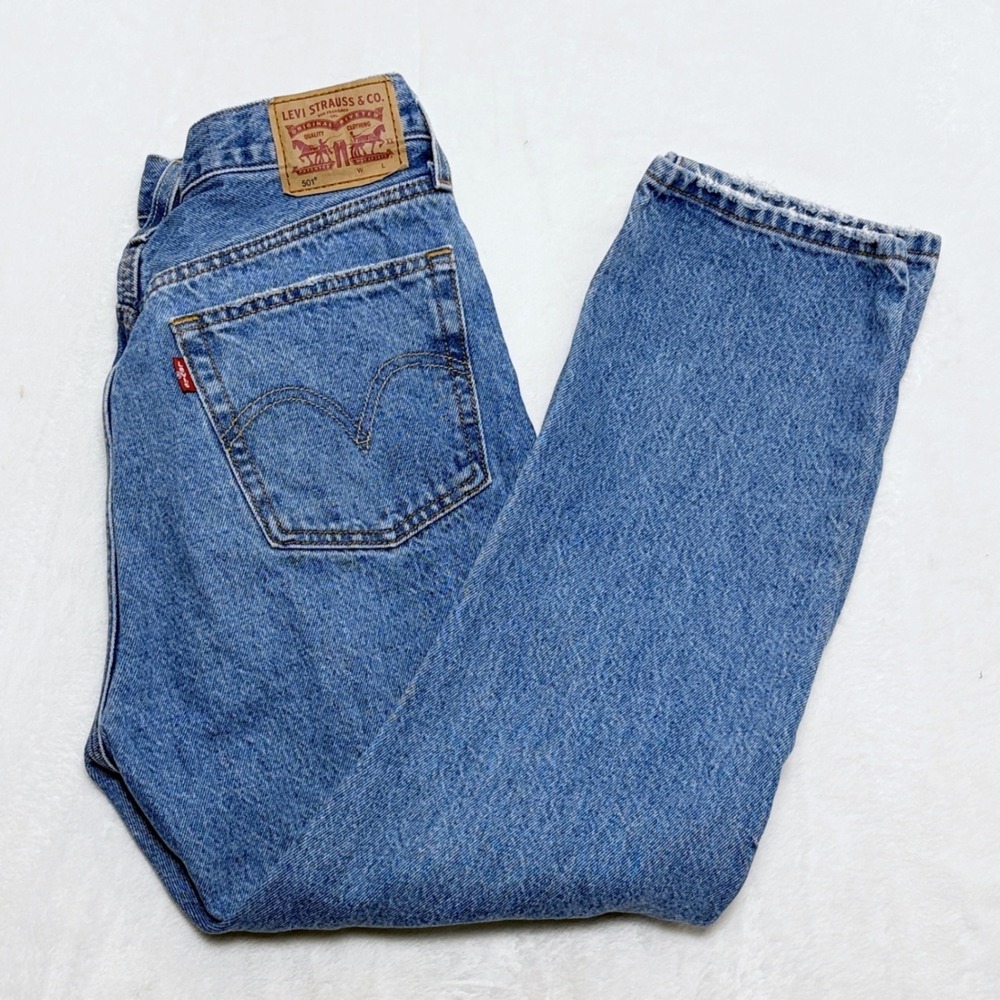 Model Off Duty Coastal Cowgirl Levi's 501 Button Fly Crop Jeans W28 Classic